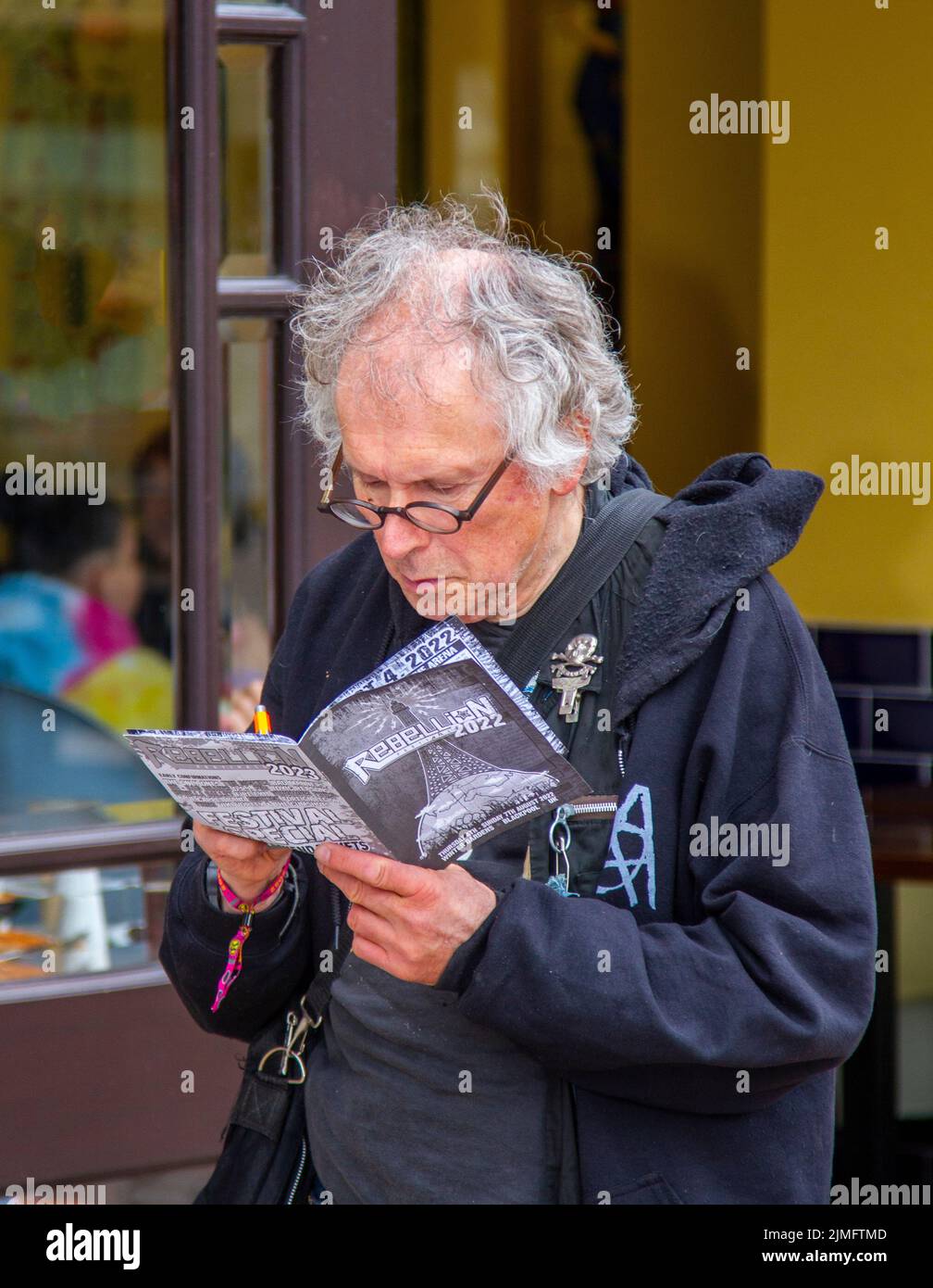 Blackpool, Lancashire, Großbritannien. 6. August 2022. Die Punk-Subkultur, Ideologien, Mode, mit Mohican gefärbten Frisuren und Farbstoffen beim Punk Rebellion Festival in den Winter Gardens. Ein Protest gegen konventionelle Einstellungen und Verhaltensweisen, ein Zusammenprall von Anti-Establishment-Kulturen, Mohawks, Sicherheitsnadeln und eine Menge Haltung in der Küstenstadt, da Punks, die das jährliche Rebellion Rock Music Festival in den Wintergärten besuchen, mit traditionellen Urlaubern Seite an Seite stehen. Stockfoto