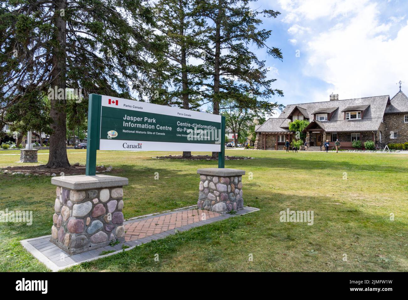 Jasper, Alberta, Kanada - 13. Juli 2022: Schild für das Jasper National Park Information Center an der National Historic Site Stockfoto