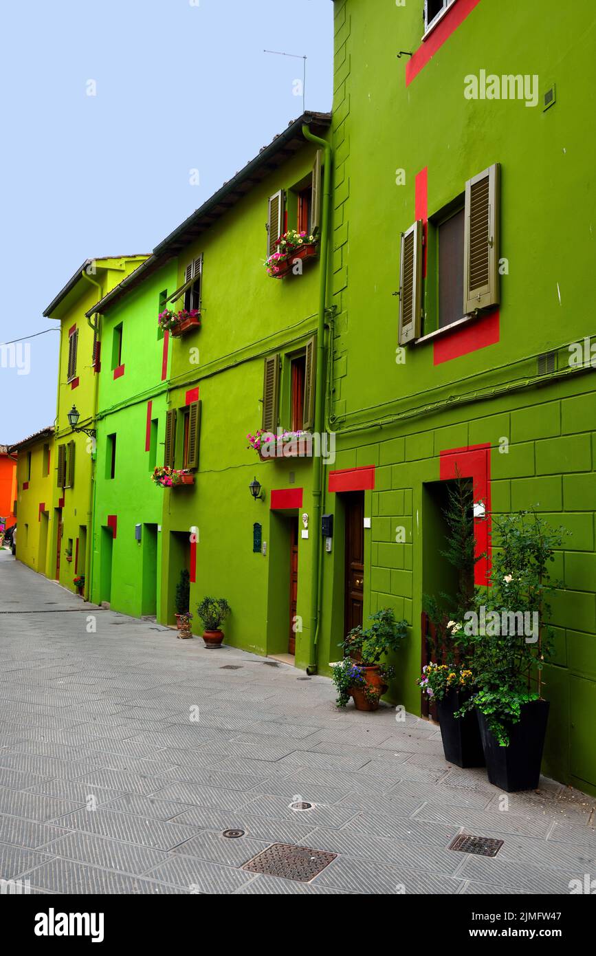 Das Dorf mit den bunten Häusern Ghizzano toskana Italien Stockfoto