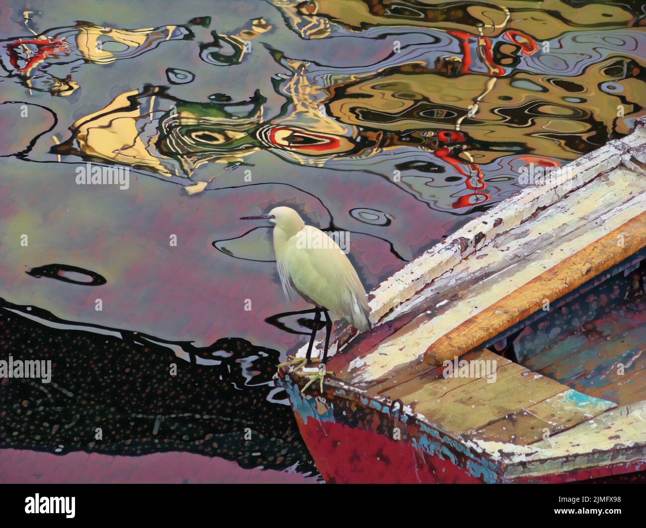 Ein Vogel mit weißem Gefieder steht auf einer Reihe mit abstrakten Formen in Farben, die sich im Wasser darunter widerspiegeln. Foto bearbeitet, um wie eine Illustration auszusehen. Stockfoto