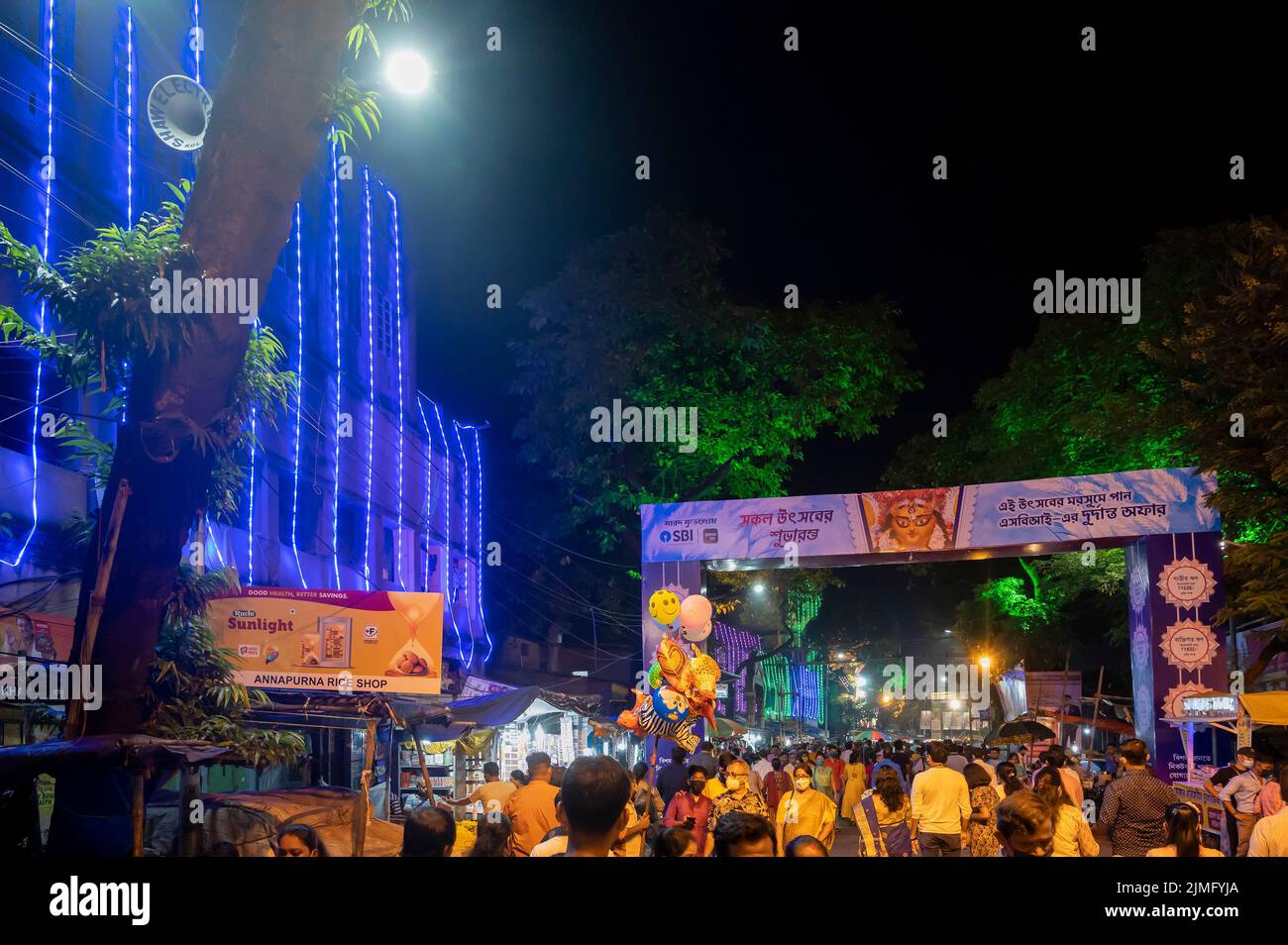 Kalkutta, Westbengalen, Indien - 12.. Oktober 2021 : großes Willkommenstor für Bagbazar Durga Puja, das immaterielle Kulturerbe der Menschheit der UNESCO. Stockfoto