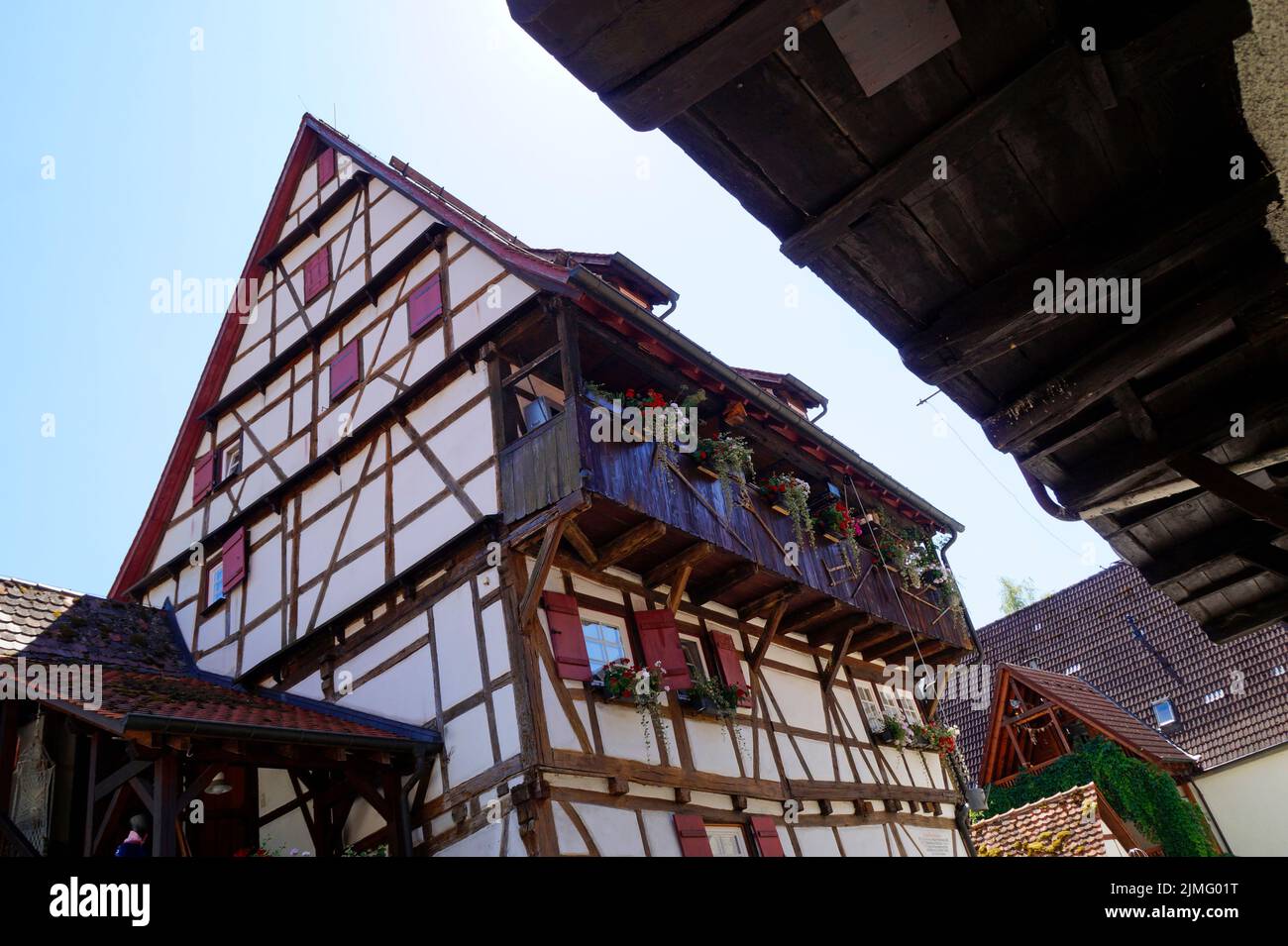 Ein herrliches großes Fachwerkhaus in Blaubeuren in Deutschland an einem schönen sonnigen Sommertag Stockfoto