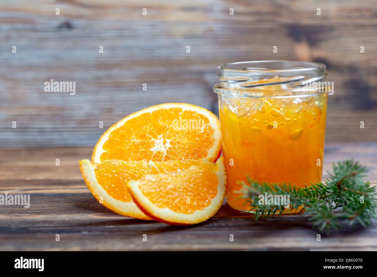 Becher mit Orangenmarmelade. Stockfoto