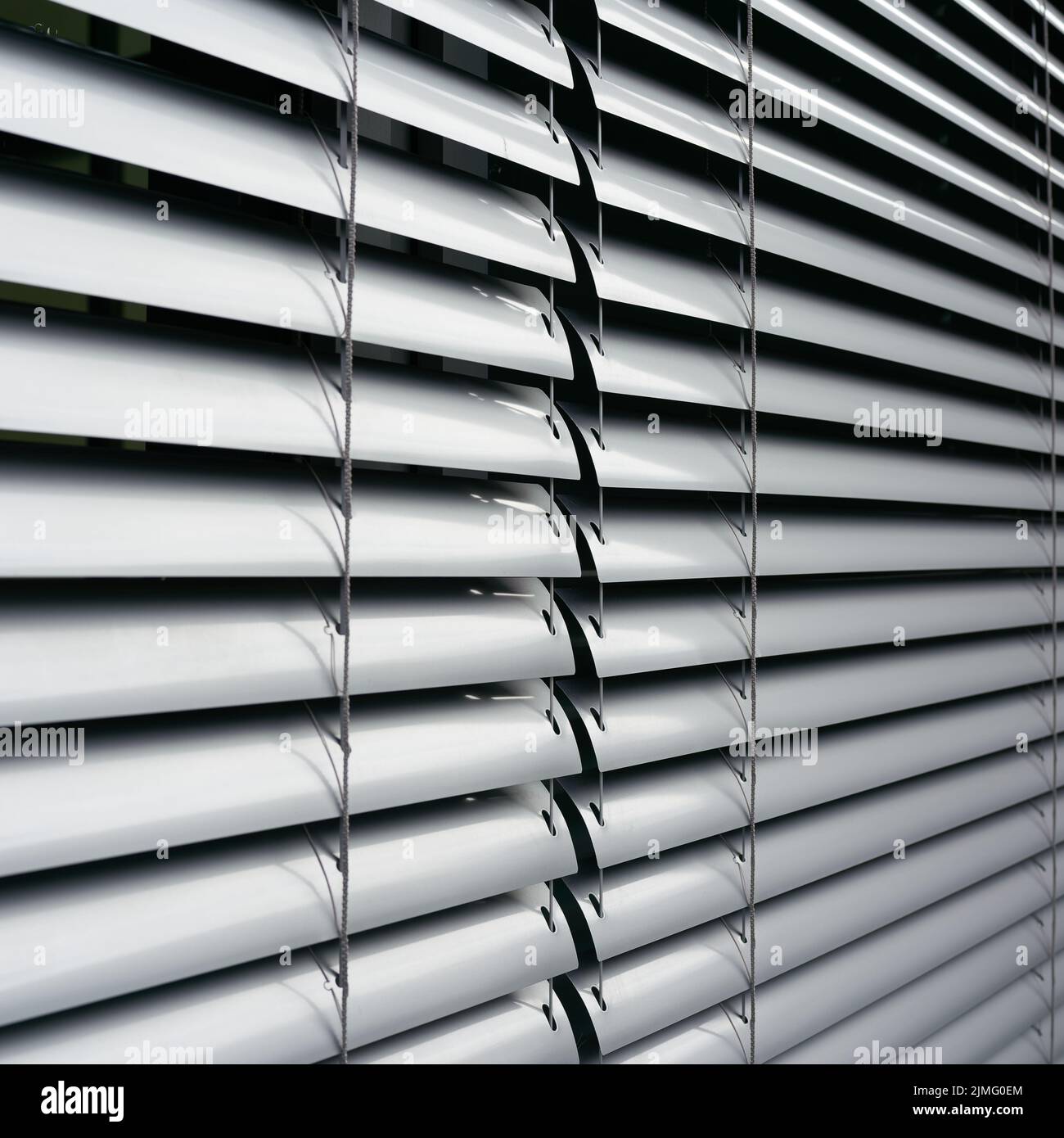 Jalousien als Sonnenschutz am Fenster eines Bürogebäudes in Berlin in Deutschland Stockfoto