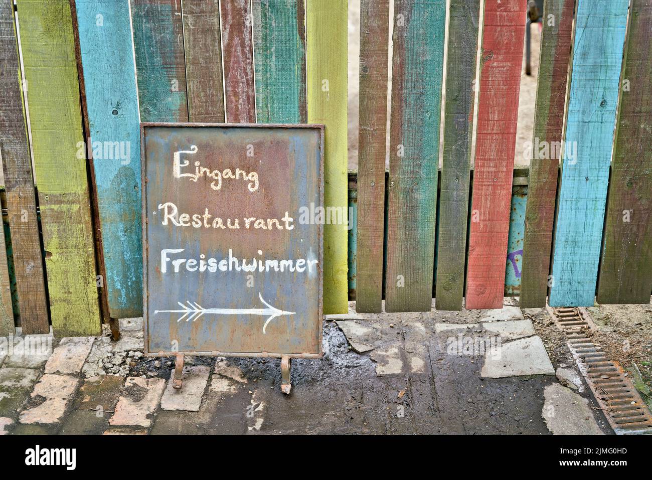 Schild am Eingang des beliebten Restaurants Freischwimmer am Flutgraben in Berlin Stockfoto