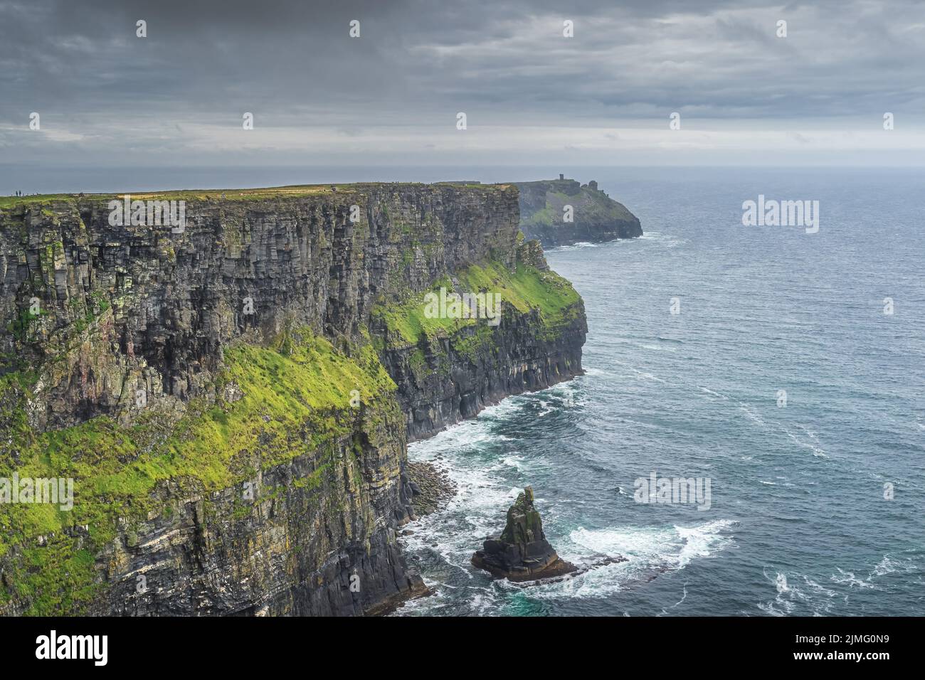 Dramatische Sturmwolken über den berühmten Cliffs of Moher, Irland Stockfoto