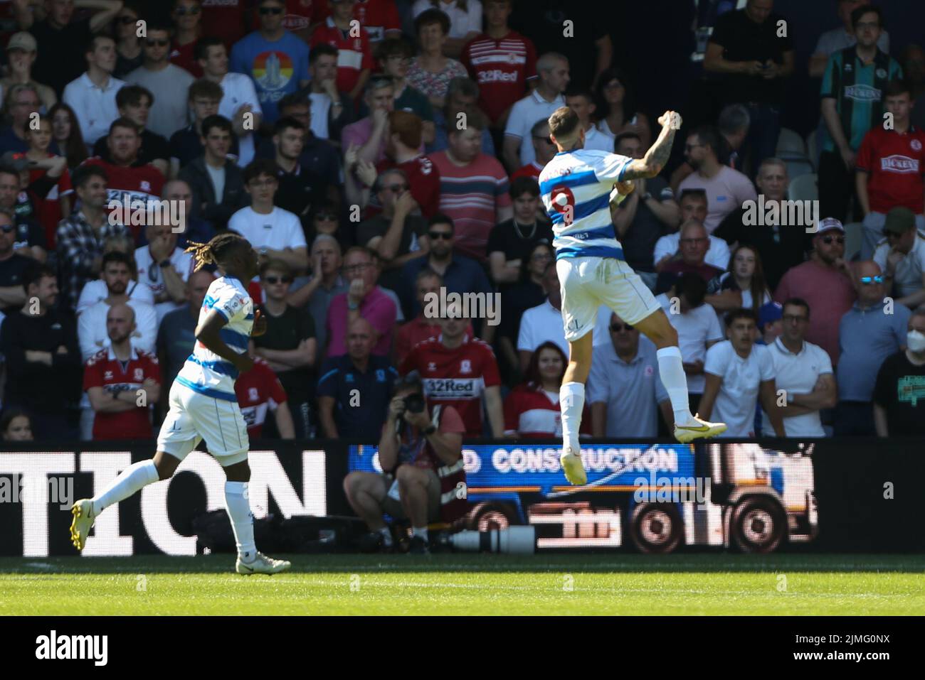 Lyndon Dykes #9 von QPR feiert sein Ziel, es 3-0 zu schaffen Stockfoto