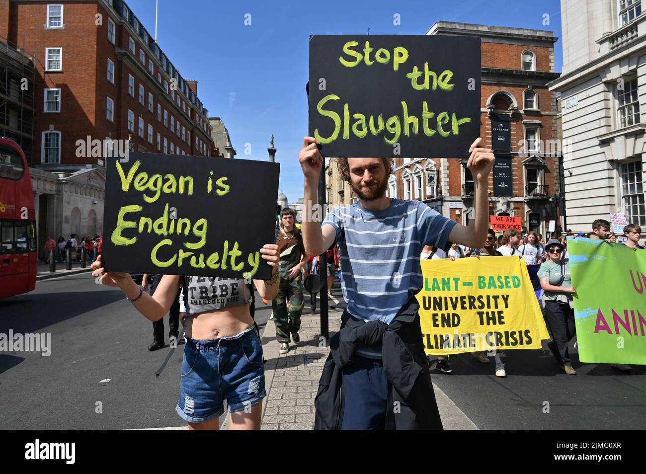 London, Großbritannien. 6. August 2022. Polizeistaatsaktivisten, die beim jährlichen tierrechtsmarsch im Kreisverkehr Charing aufzeichnen, marschieren weiter durch whitehall, Downing Street in London, Großbritannien. - 6. Argust 2022. Quelle: Siehe Li/Picture Capital/Alamy Live News Stockfoto