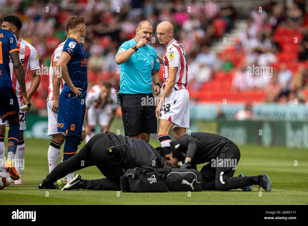 6.. August 2022; bet365 Stadium, Stoke, Staffordshire, England; EFL Championship Football, Stoke City gegen Blackpool; Callum Connolly von Blackpool erhält Aufmerksamkeit, nachdem der Stiefel von will Smallbone von Stoke City ihn ins Gesicht trifft Credit: Action Plus Sports Images/Alamy Live News Stockfoto