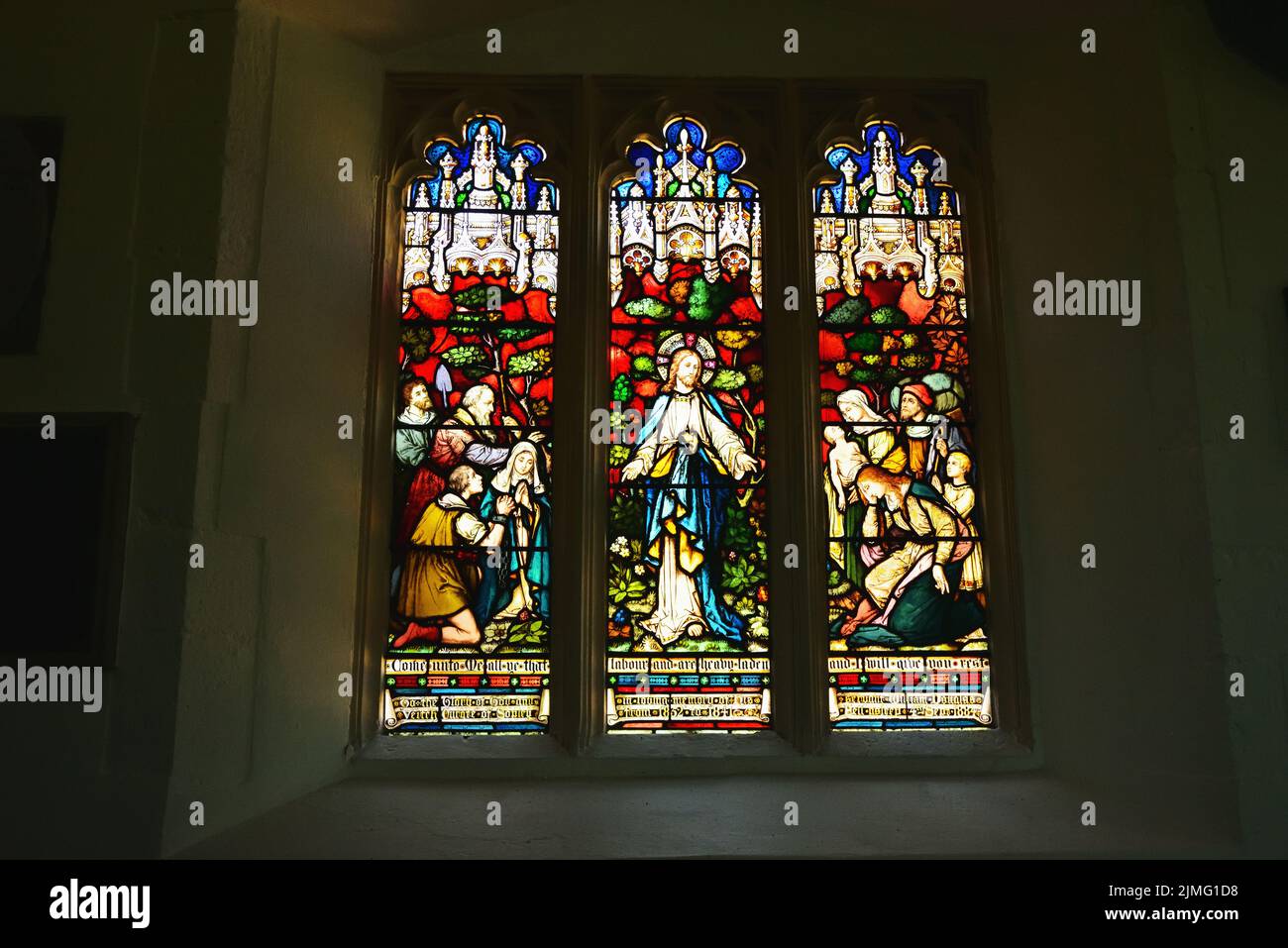 Buntglasfenster in der St. Michael & All Saints Church, Sopley, Hampshire, in Erinnerung an William Douglas Veitch, Kurator von Sopley von 1832 bis 1841 Stockfoto