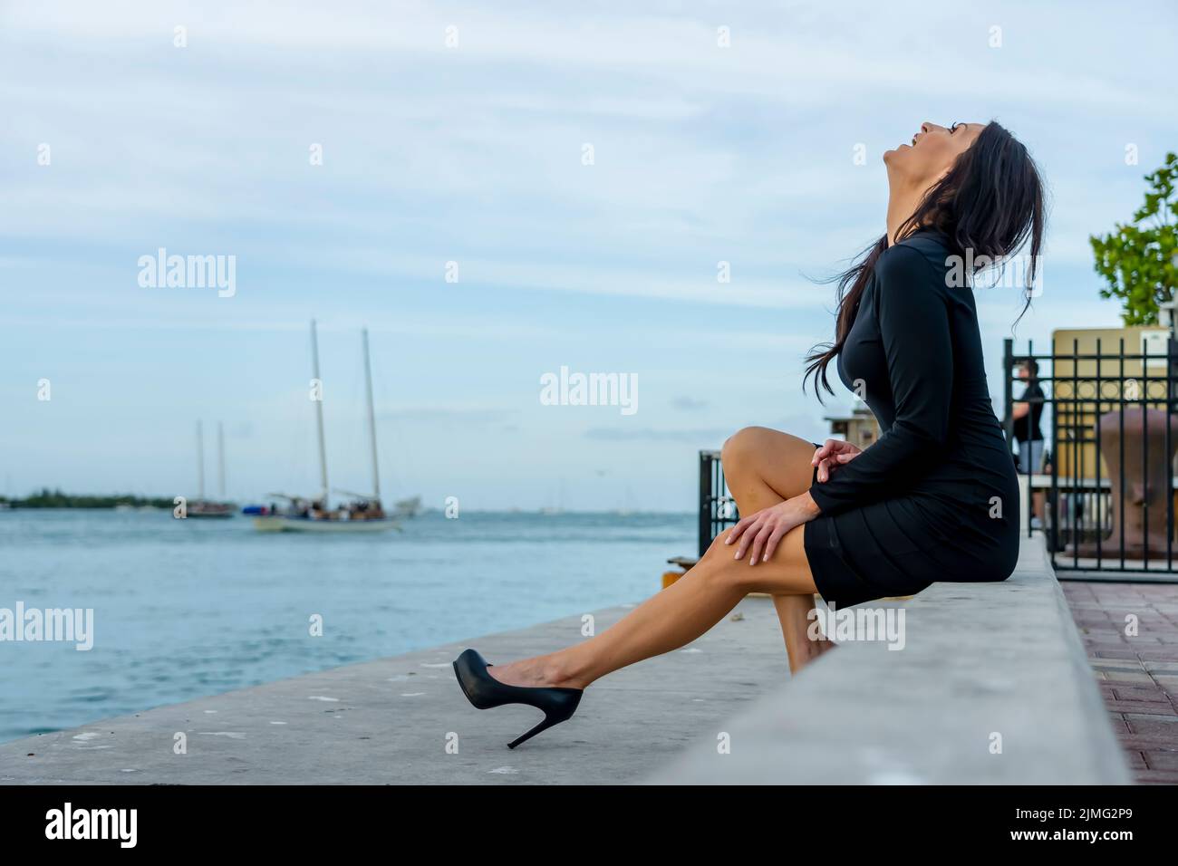 Ein schönes Brünette Modell posiert im Freien, während Sie das Sommerwetter genießen Stockfoto