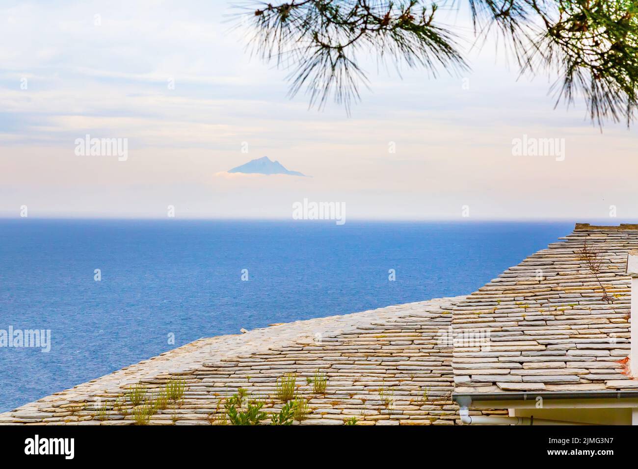 Dach des alten Klosterhauses, Seestücke und Berg Athos weit weg, Griechenland Stockfoto