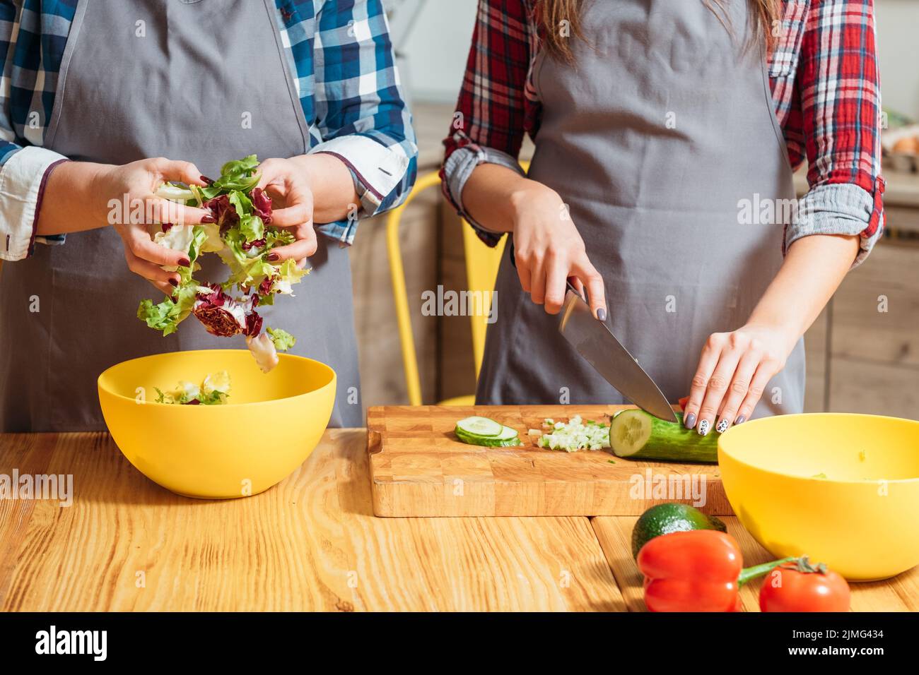 Frauen kochen Salat vegetarische Küche Stockfoto