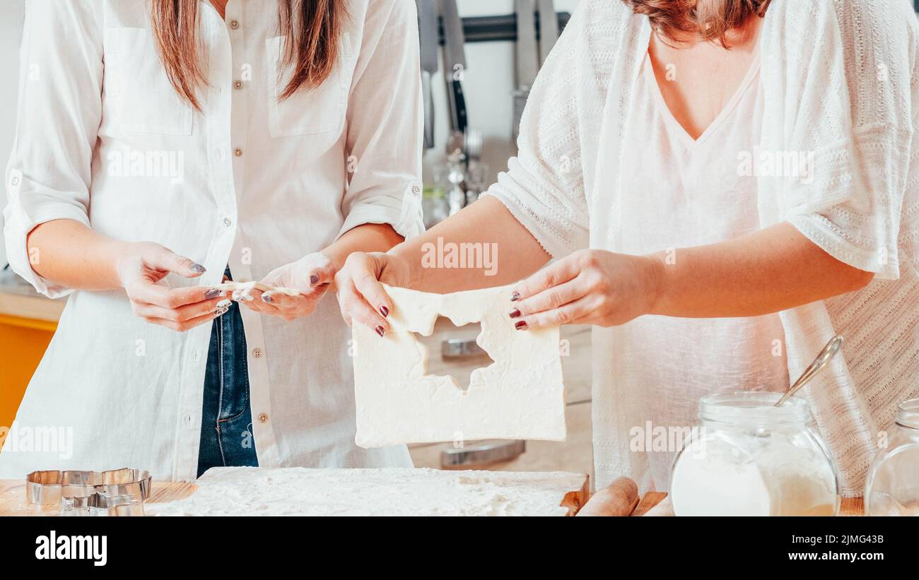 Frauen backen halten Teig machen Kekse Stockfoto
