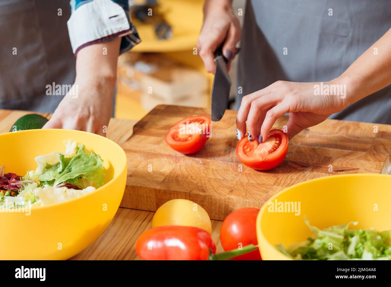 Frau macht Salat Schneiden Tomaten gesunde Mahlzeit Stockfoto