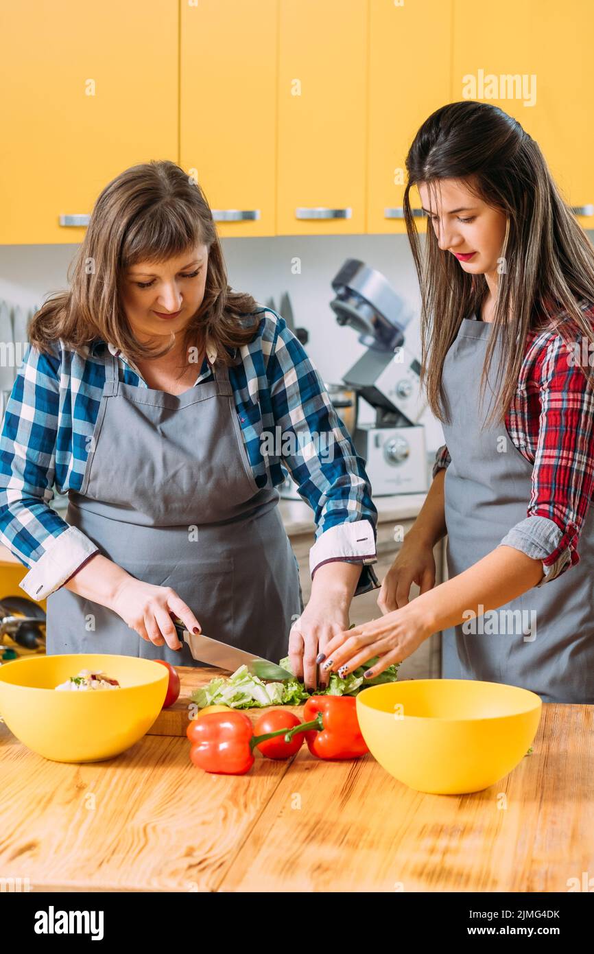Hausgemachtes Essen lernen Unterricht Salat machen Stockfoto