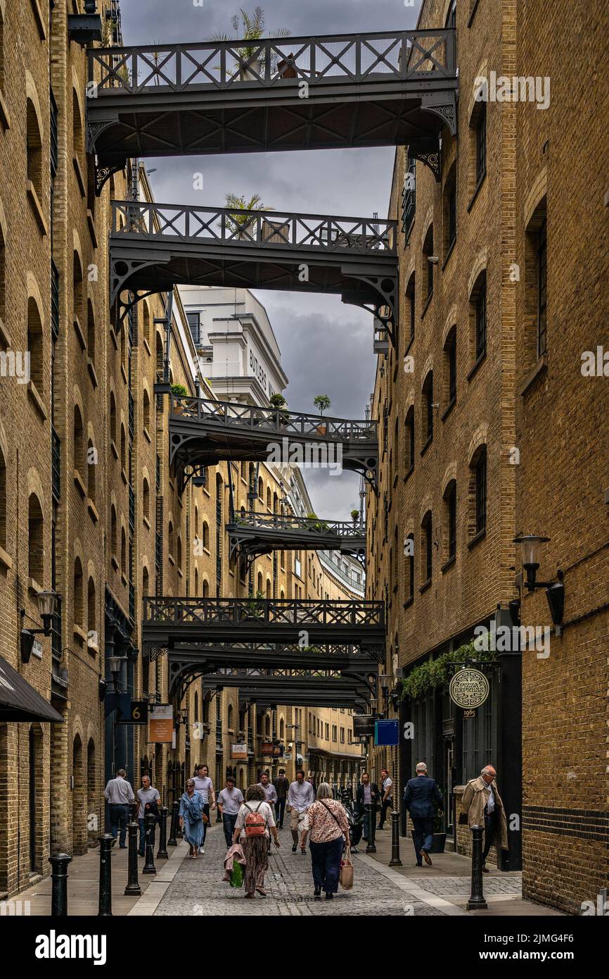 London, Großbritannien - Jun 09 2022: SHAD Thames, eine der ältesten Straßen Londons neben der Tower Bridge Stockfoto