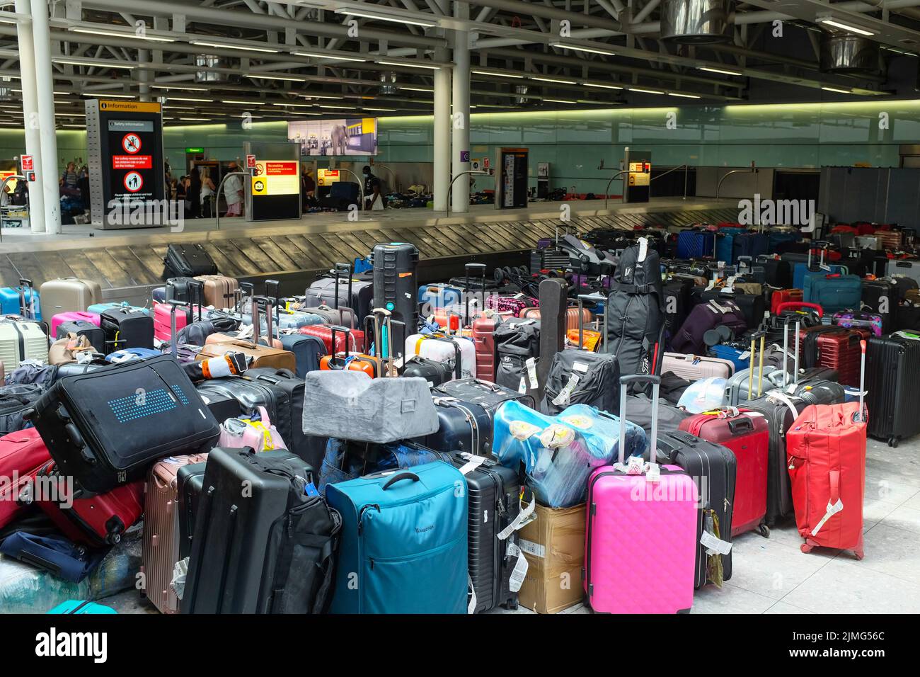 Einige der sogenannten „Gepäckabgage Mountain“, die im Juli 2022 ankommende Reisende am Londoner Flughafen Heathrow begrüßten. Stockfoto