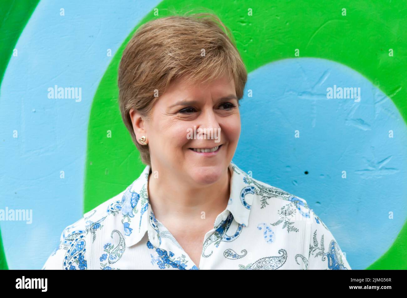 Glasgow, Schottland, Großbritannien. 6.. August 2022. Die erste Ministerin von Schottland, Nicola Sturgeon MSP, nimmt am Govanhill International Festival & Carnival im Queen's Park Teil. Kredit: Skully/Alamy Live Nachrichten Stockfoto