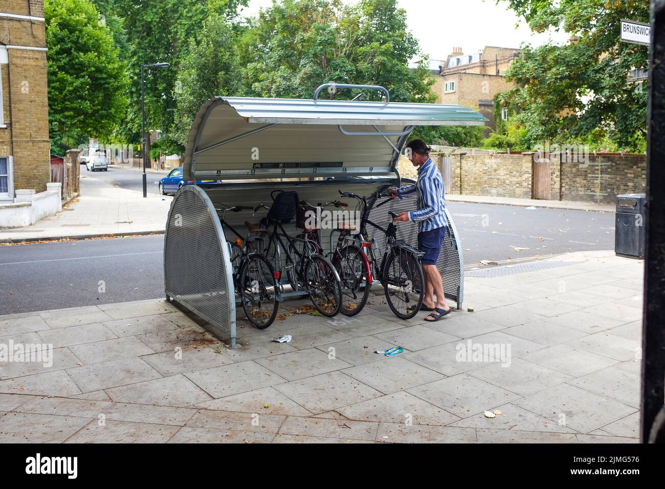 Ein Fahrradhangar für sichere Fahrradparkplätze in London, England. Stockfoto