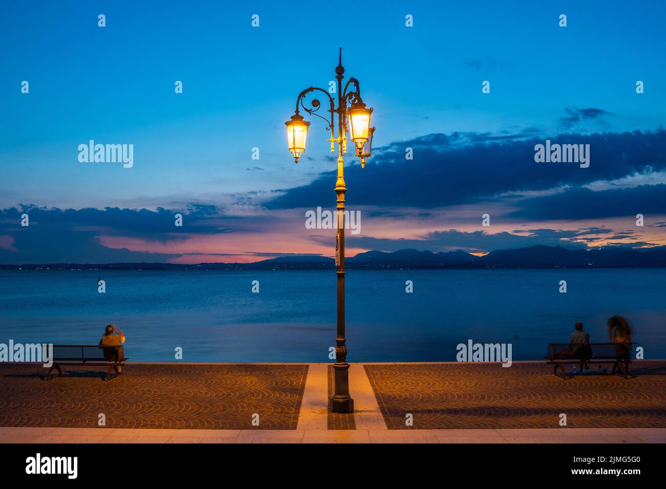 Sonnenuntergang in Lazise am Gardasee, Italien Stockfoto