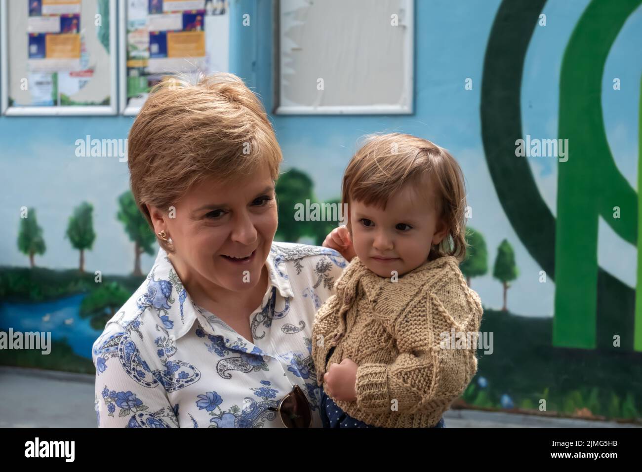 Glasgow, Schottland, Großbritannien. 6.. August 2022. Die erste Ministerin von Schottland, Nicola Sturgeon MSP, nimmt am Govanhill International Festival & Carnival im Queen's Park Teil. Kredit: Skully/Alamy Live Nachrichten Stockfoto