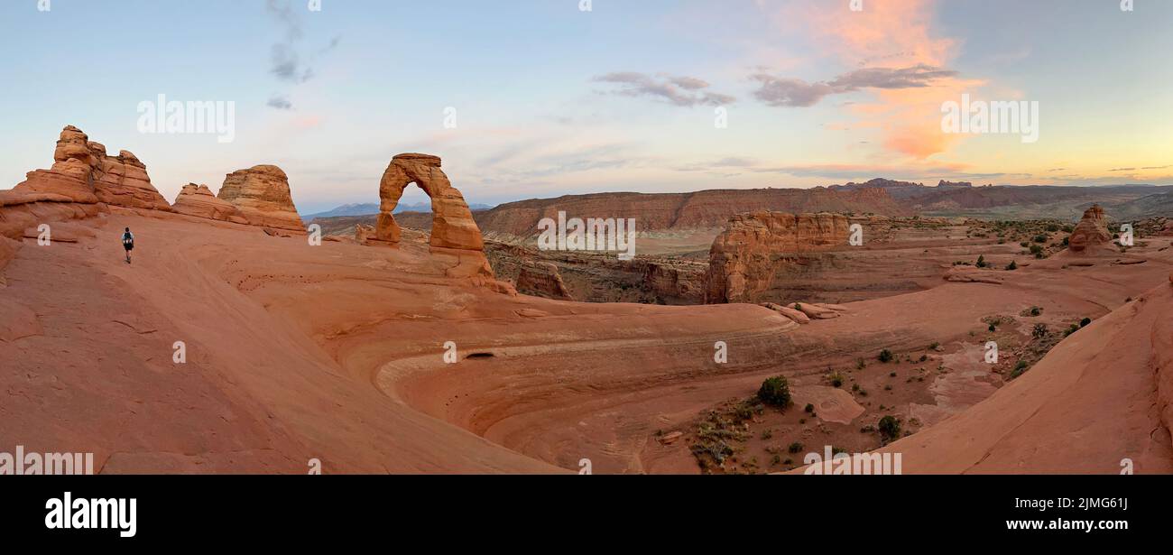 Delicate Arch, Panoramablick bei Sonnenuntergang im Arches National Park in Moab, Utah Stockfoto