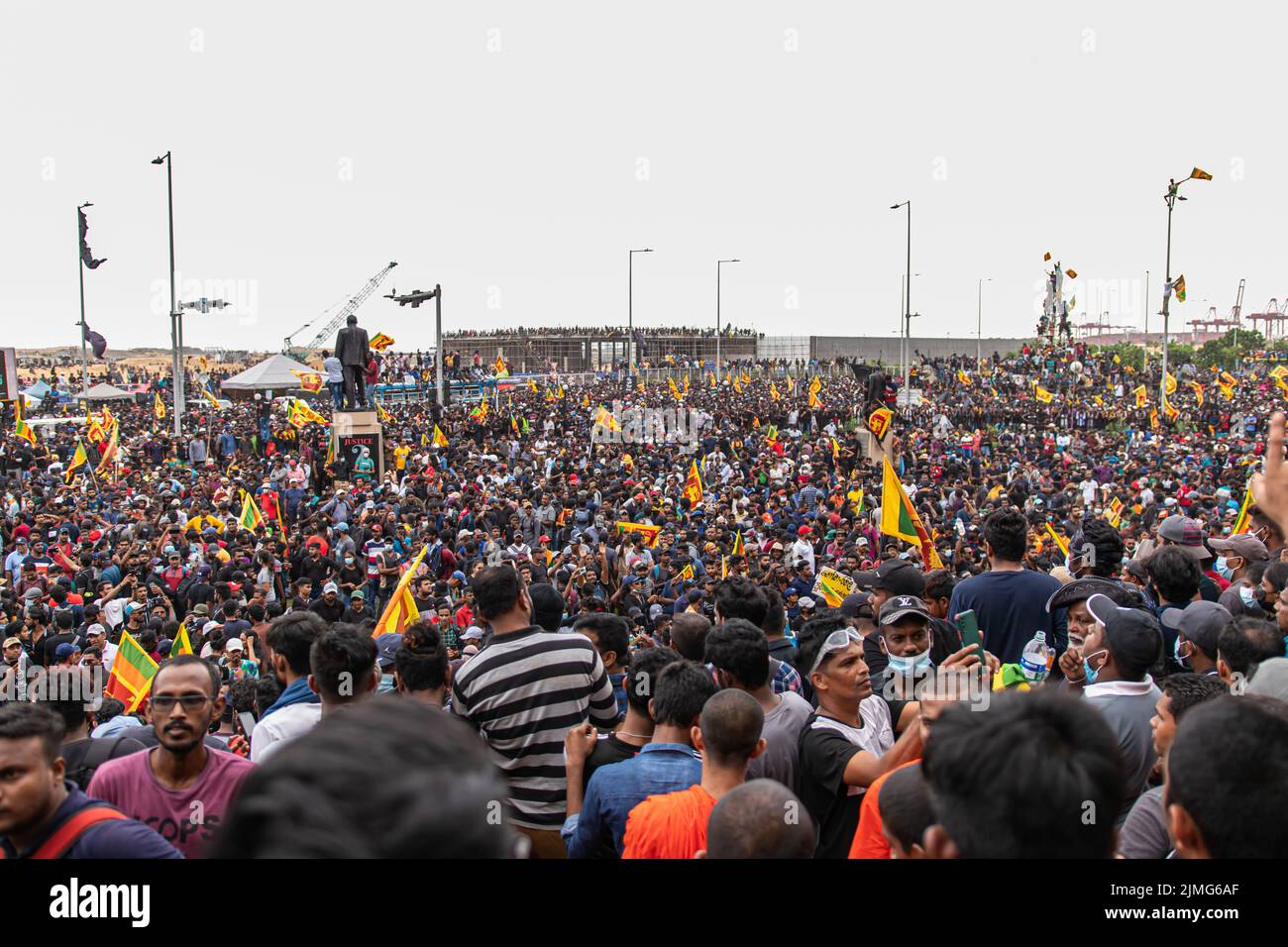 COLOMBO, SRI LANKA: 9.. Juli 2022: Tausende von Menschen versammeln sich in der Nähe der Mündung des Beira-Sees und des Hauptsitzes des Präsidiums während des Protestes des Rajapaksa-Regimes. Stockfoto