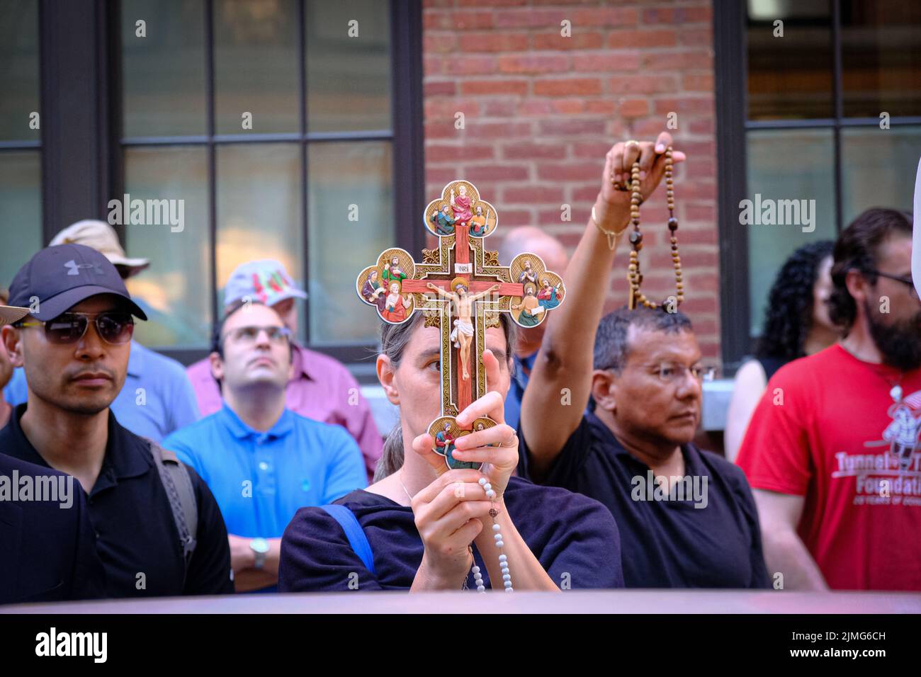 Aktivisten der Pro-Choice-Gruppe versammelten sich am 6. August 2022 in Old St. Pats in New York City, um Pro-Life-Anhänger zu stören, als sie zur nahe gelegenen Planned Parenthood marschierten, um Klinikpatienten und Abtreibungsanbieter bei Planned Parenthood am Standort SoHo zu schikanieren.Quelle: Katie Godowski/MediaPunch Stockfoto