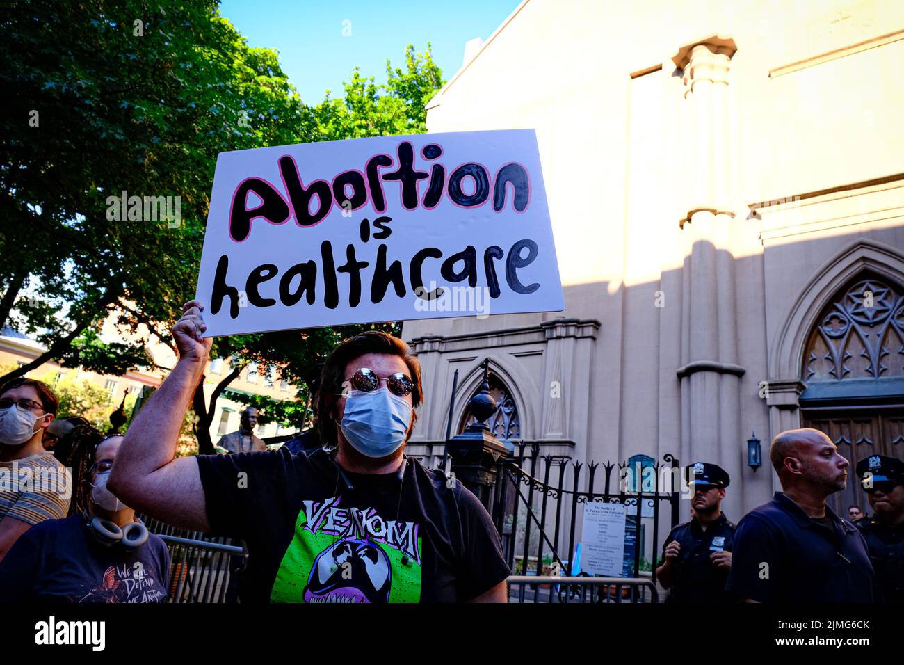 Aktivisten der Pro-Choice-Gruppe versammelten sich am 6. August 2022 in Old St. Pats in New York City, um Pro-Life-Anhänger zu stören, als sie zur nahe gelegenen Planned Parenthood marschierten, um Klinikpatienten und Abtreibungsanbieter bei Planned Parenthood am Standort SoHo zu schikanieren.Quelle: Katie Godowski/MediaPunch Stockfoto