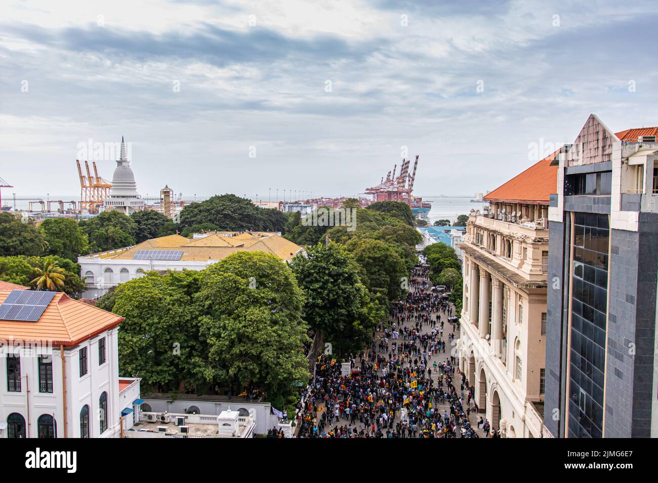 COLOMBO, SRI LANKA: 9.. Juli 2022: Tausende Demonstranten säumen Janadhipathi Mawatha, Draufsicht vom Fort Clock Tower während politischer Proteste. Stockfoto