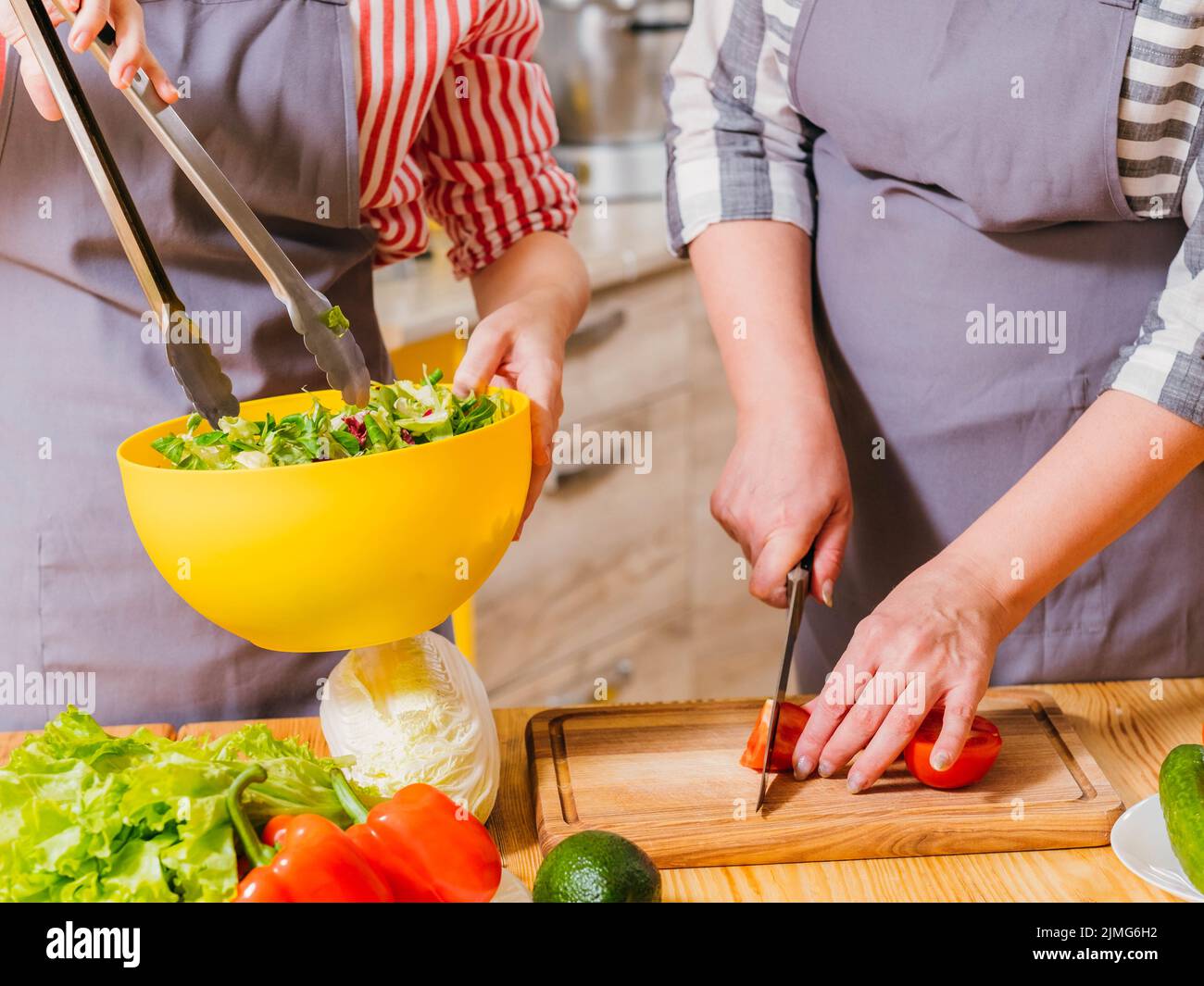 Vegetarische Lebensweise Frauen kochen Salat Bio Stockfoto