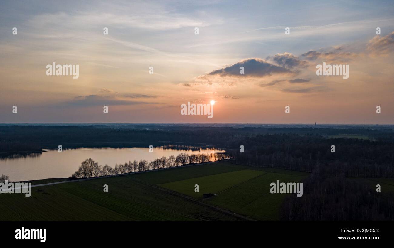 Luftaufnahme von einer Drohne eines wunderschönen dramatischen und farbenfrohen Sonnenuntergangs an der Küste des Sees. Naturlandschaft. Natur in Europa Stockfoto