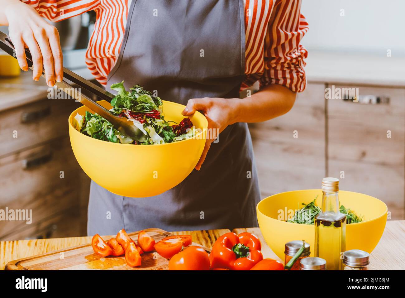 Vegetarische Lebensweise Frau Kochen Salat mischen Stockfoto