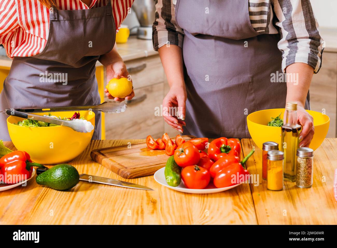 italienische Lebensmittel Rezept Frauen Kochen Gemüsesalat Stockfoto