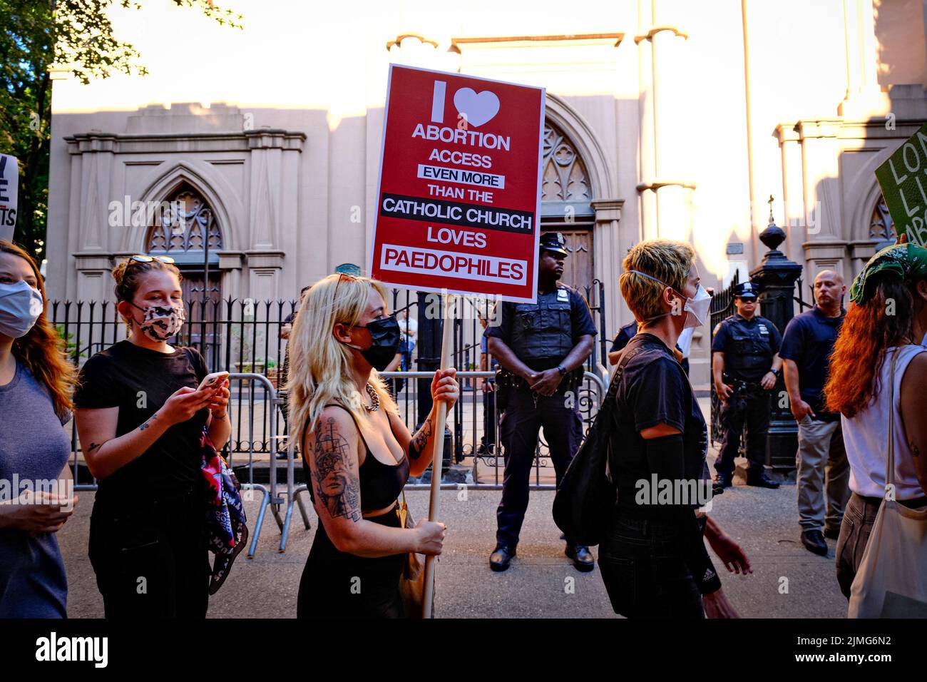 Aktivisten der Pro-Choice-Gruppe versammelten sich am 6. August 2022 in Old St. Pats in New York City, um Pro-Life-Anhänger zu stören, als sie zur nahe gelegenen Planned Parenthood marschierten, um Klinikpatienten und Abtreibungsanbieter bei Planned Parenthood am Standort SoHo zu schikanieren.Quelle: Katie Godowski/MediaPunch Stockfoto