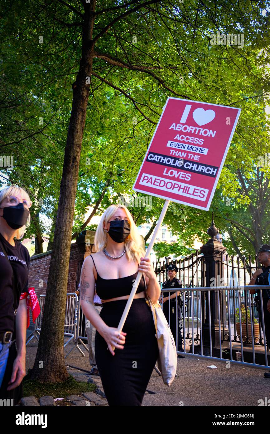 Aktivisten der Pro-Choice-Gruppe versammelten sich am 6. August 2022 in Old St. Pats in New York City, um Pro-Life-Anhänger zu stören, als sie zur nahe gelegenen Planned Parenthood marschierten, um Klinikpatienten und Abtreibungsanbieter bei Planned Parenthood am Standort SoHo zu schikanieren.Quelle: Katie Godowski/MediaPunch Stockfoto