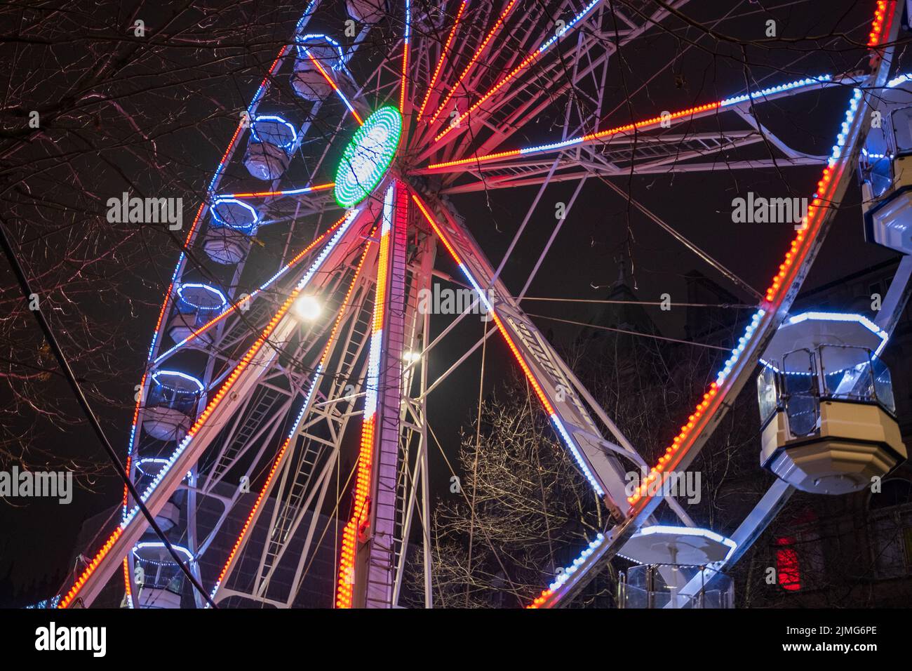 Das Riesenrad wird nachts in Leeds vom Rathaus wunderschön beleuchtet. Stockfoto