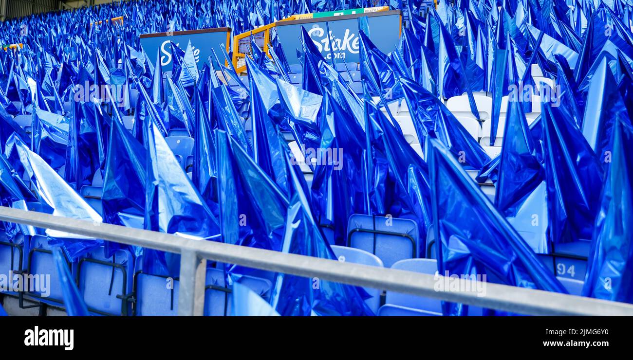 Goodison Park, Liverpool, Großbritannien. 6. August 2022. Premier League Football, Everton gegen Chelsea: Goodison Park Park End mit blauen Flaggen bedeckt, die Fans vor dem Spiel gegen Chelsea zur Verfügung gestellt wurden Credit: Action Plus Sports/Alamy Live News Stockfoto