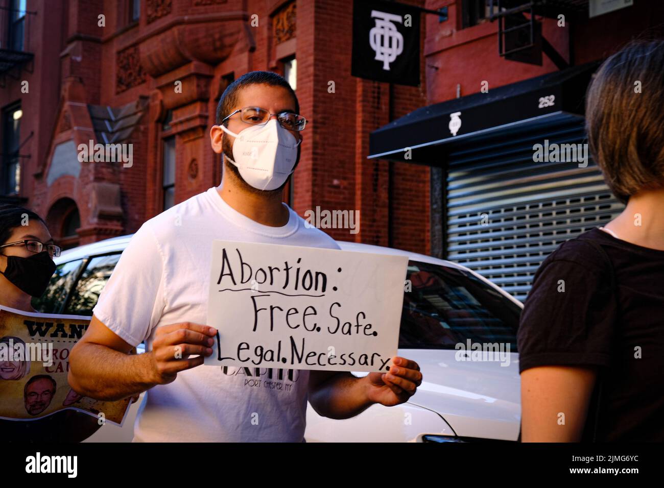 Aktivisten der Pro-Choice-Gruppe versammelten sich am 6. August 2022 in Old St. Pats in New York City, um Pro-Life-Anhänger zu stören, als sie zur nahe gelegenen Planned Parenthood marschierten, um Klinikpatienten und Abtreibungsanbieter bei Planned Parenthood am Standort SoHo zu schikanieren.Quelle: Katie Godowski/MediaPunch Stockfoto