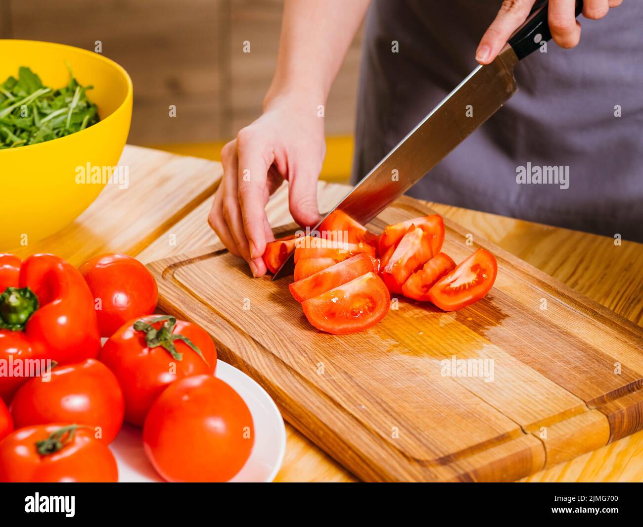 Gesunde Ernährung Kochen Tomaten hacken Stockfoto