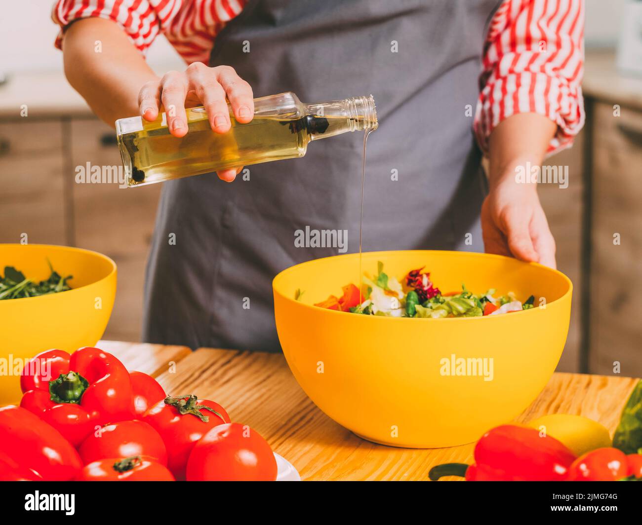 Vegetarische Lebensweise Frau Kochen Dressing Salat Stockfoto