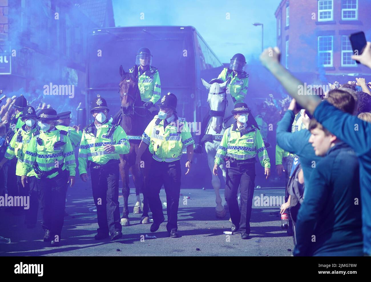 Der Everton-Teambus, der während des Spiels der Premier League im Goodison Park, Liverpool, hinter berittenen Polizeibeamten eintraf. Bilddatum: Samstag, 6. August 2022. Stockfoto