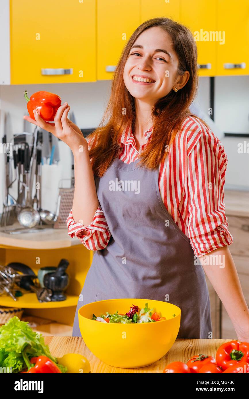 Vegetarischer Lifestyle Dame natürlichen Paprika-Salat Stockfoto