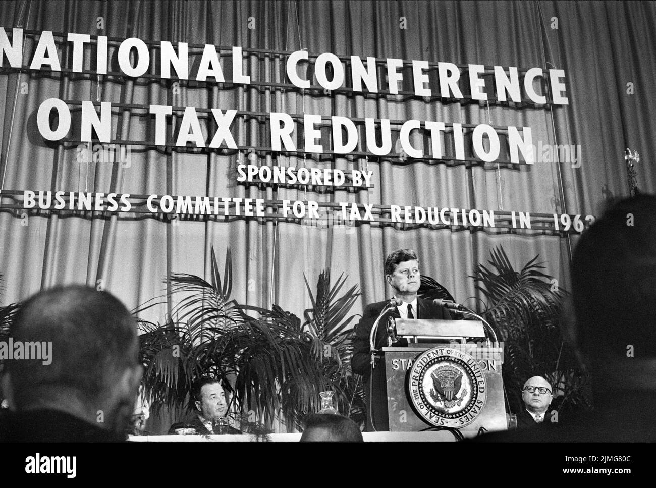 US-Präsident John F. Kennedy auf einem Rednerpult bei der National Conference on Tax Reduction, Washington, D.C., USA, Marion S. Trikosko, U.S. News & World Report Magazine Photograph Collection, 10. September 1963 Stockfoto