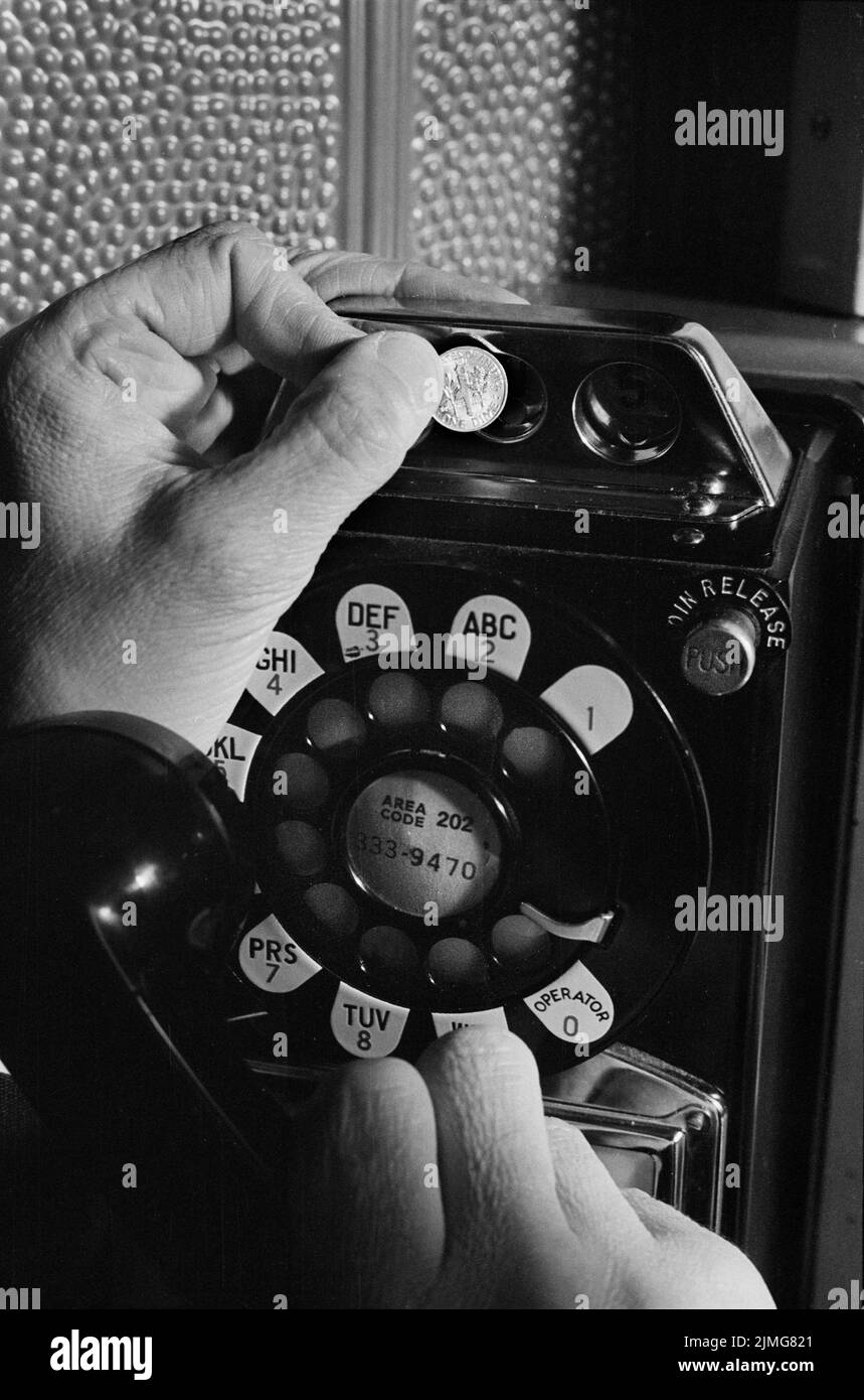 Münzbetriebenes Telefon, Washington, D.C., USA, Warren K. Leffler, U.S. News & World Report Magazine Photograph Collection, April 1965 Stockfoto