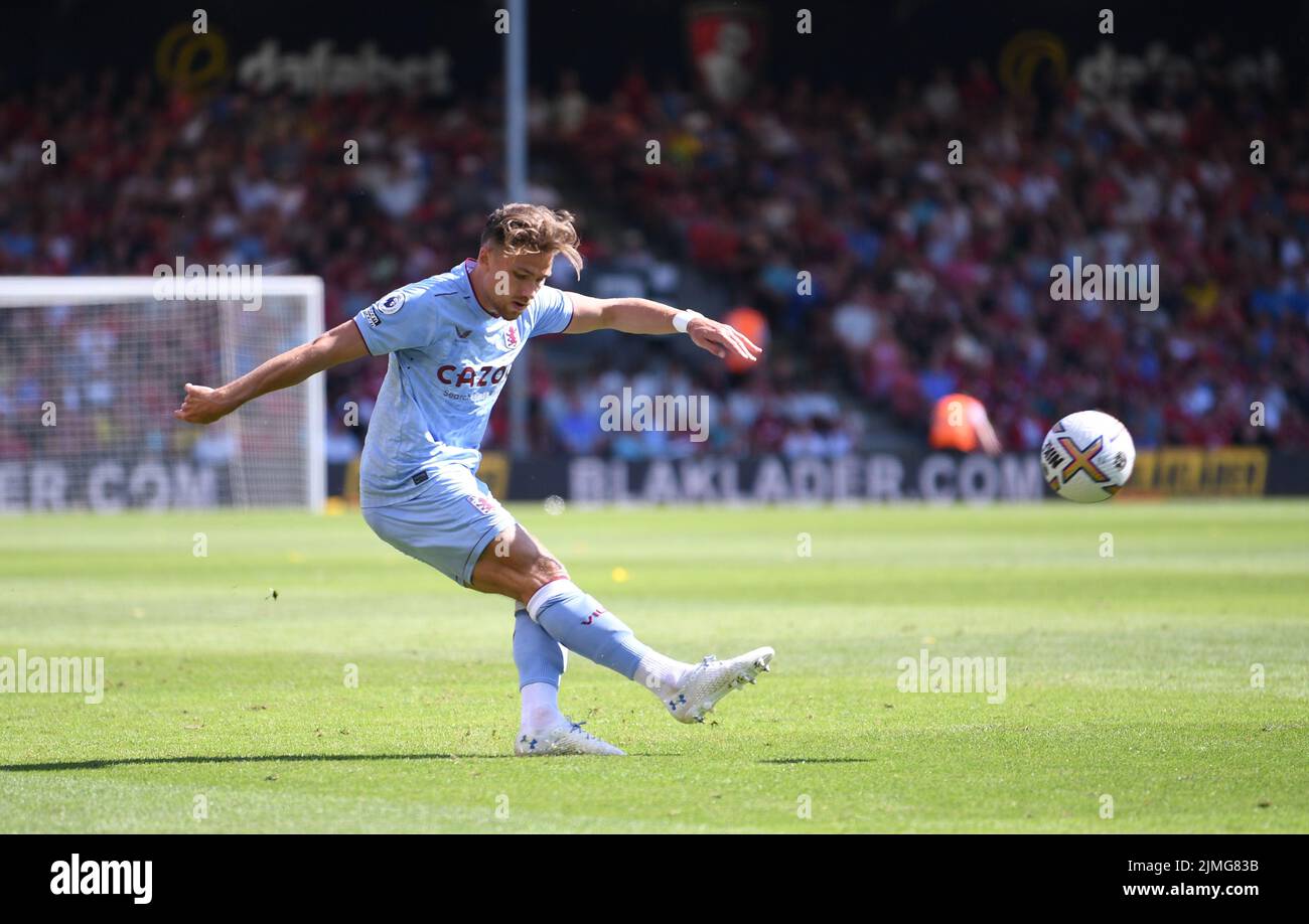 6.. August 2022; Vitality Stadium, Boscombe, Dorset, England: Premiership Football, AFC Bournemouth gegen Aston Villa: Matty Cash von Aston Villa tritt in den Strafraum ein Stockfoto