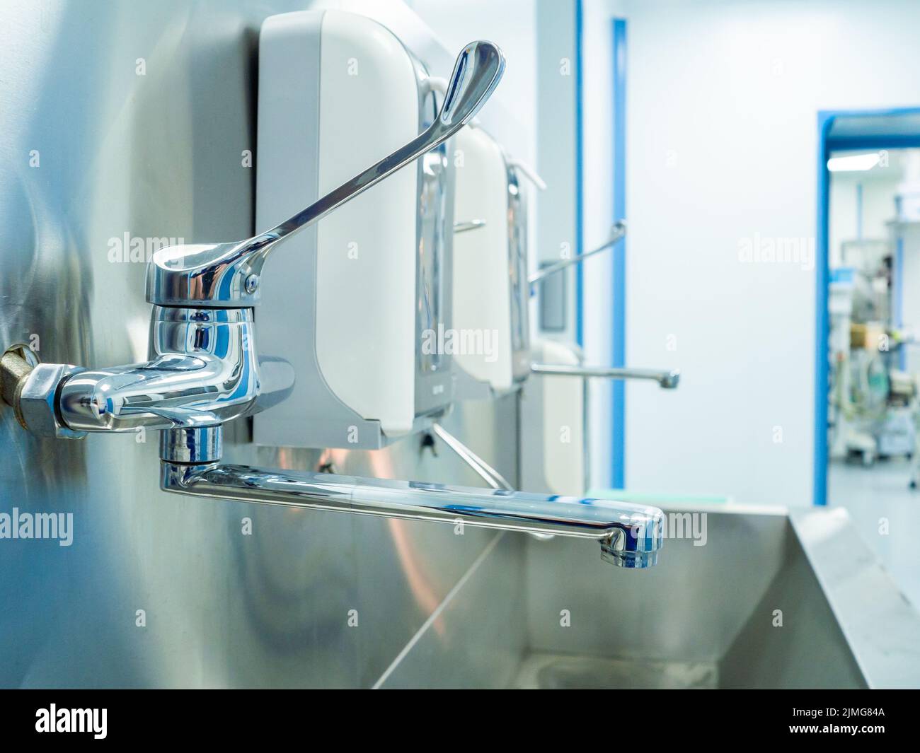 Krankenhaus Chirurgie Waschstation zur Desinfektion von Ärzten vor der Operation. Stockfoto