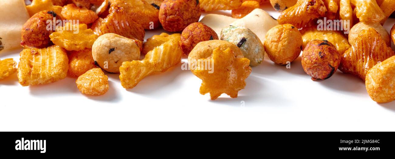 Japanischer Reis Cracker Panorama. Asiatischer Snack auf weißem Hintergrund Stockfoto