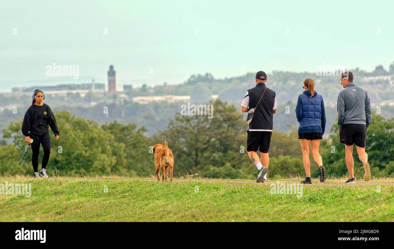 Milngavie, Glasgow, Schottland, Großbritannien 6.August 2022. Wetter in Großbritannien: Sunny sah Einheimische rund um den Stausee, der die Stadt versorgt und darüber thront, und in den Vororten ein hübsches kleines Stadtzentrum, das wie überall leidet. Credit Gerard Ferry/Alamy Live News Stockfoto